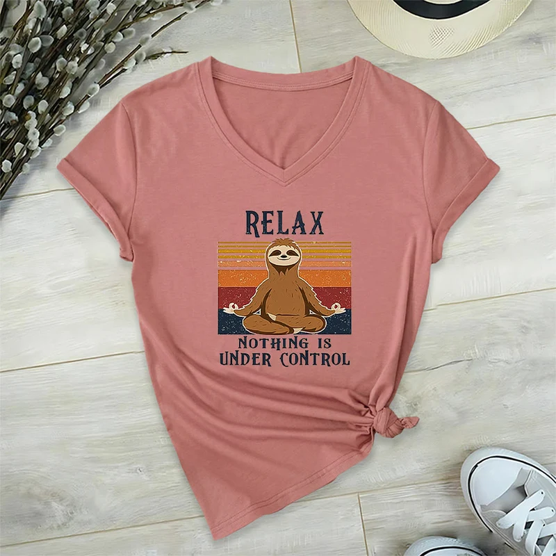 Olivenorma Meditierendes Faultier „Entspann dich, nichts ist unter Kontrolle“ T-Shirt mit V-Ausschnitt