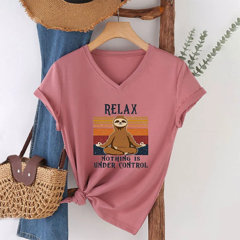 Olivenorma Meditierendes Faultier „Entspann dich, nichts ist unter Kontrolle“ T-Shirt mit V-Ausschnitt
