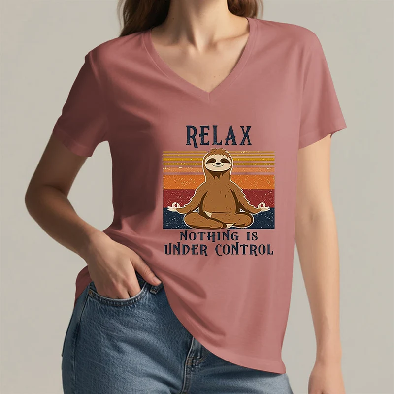 Olivenorma Meditierendes Faultier „Entspann dich, nichts ist unter Kontrolle“ T-Shirt mit V-Ausschnitt