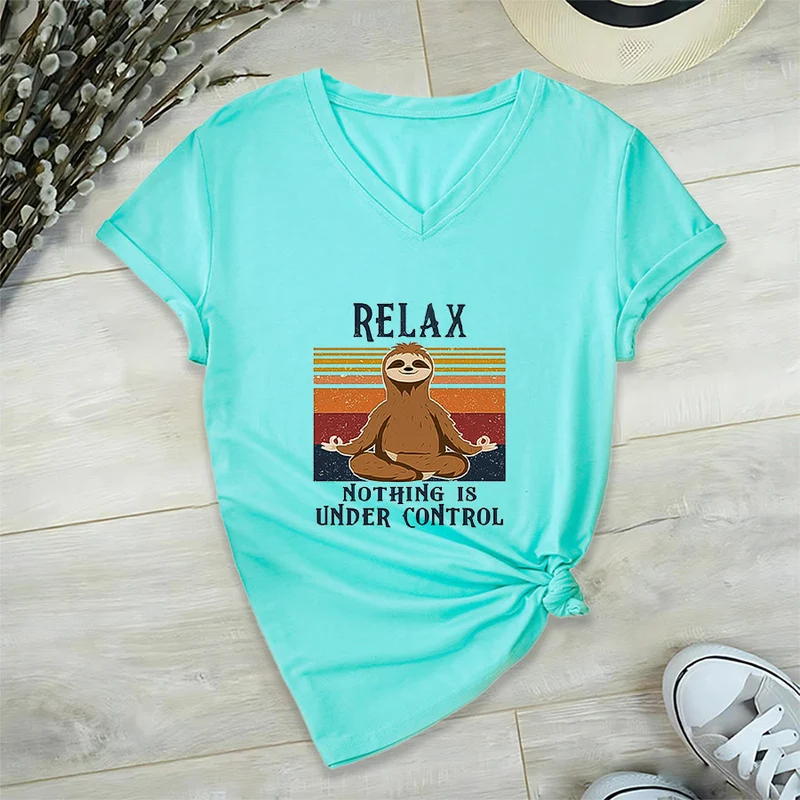 Olivenorma Meditierendes Faultier „Entspann dich, nichts ist unter Kontrolle“ T-Shirt mit V-Ausschnitt