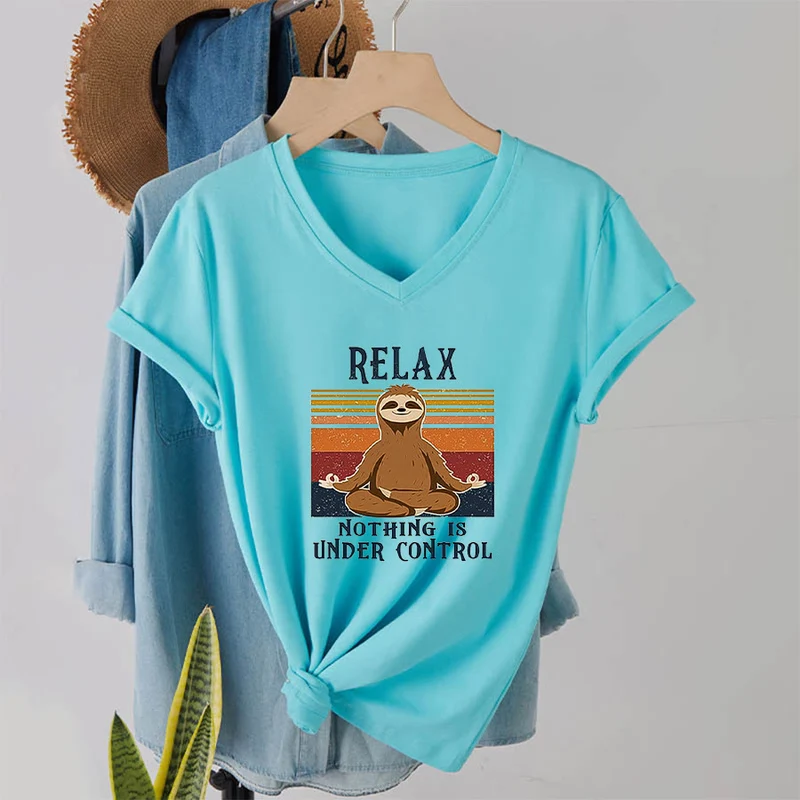 Olivenorma Meditierendes Faultier „Entspann dich, nichts ist unter Kontrolle“ T-Shirt mit V-Ausschnitt