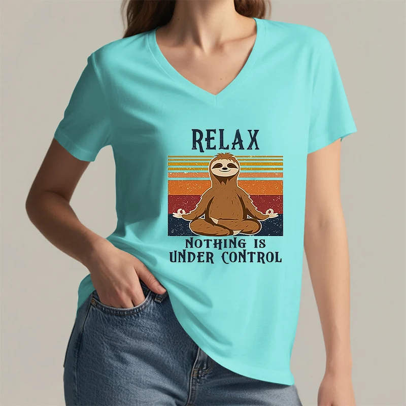 Olivenorma Meditierendes Faultier „Entspann dich, nichts ist unter Kontrolle“ T-Shirt mit V-Ausschnitt