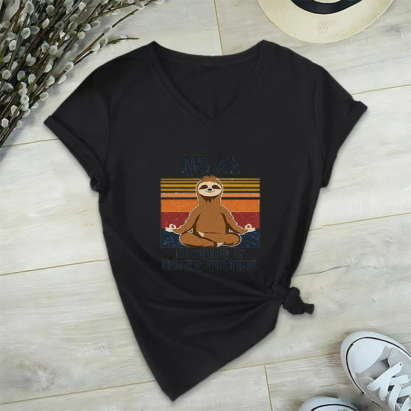 Olivenorma Meditierendes Faultier „Entspann dich, nichts ist unter Kontrolle“ T-Shirt mit V-Ausschnitt