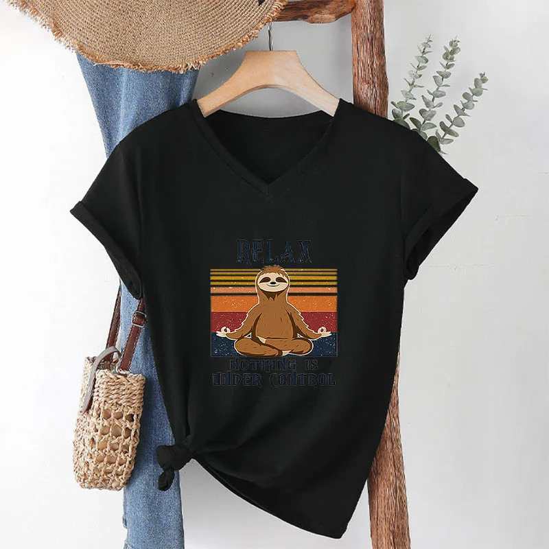 Olivenorma Meditierendes Faultier „Entspann dich, nichts ist unter Kontrolle“ T-Shirt mit V-Ausschnitt