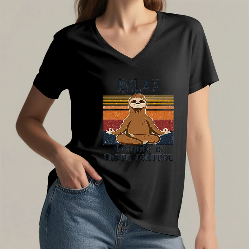 Olivenorma Meditierendes Faultier „Entspann dich, nichts ist unter Kontrolle“ T-Shirt mit V-Ausschnitt