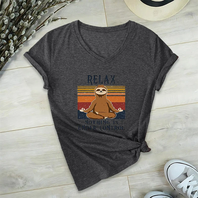 Olivenorma Meditierendes Faultier „Entspann dich, nichts ist unter Kontrolle“ T-Shirt mit V-Ausschnitt