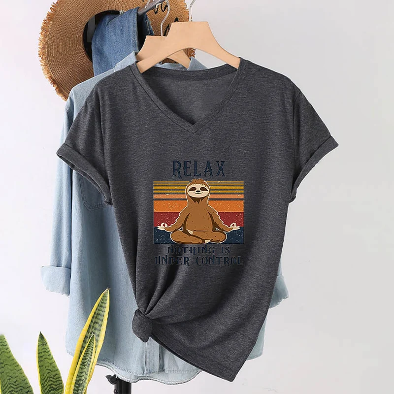 Olivenorma Meditierendes Faultier „Entspann dich, nichts ist unter Kontrolle“ T-Shirt mit V-Ausschnitt