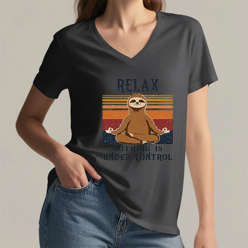 Olivenorma Meditierendes Faultier „Entspann dich, nichts ist unter Kontrolle“ T-Shirt mit V-Ausschnitt