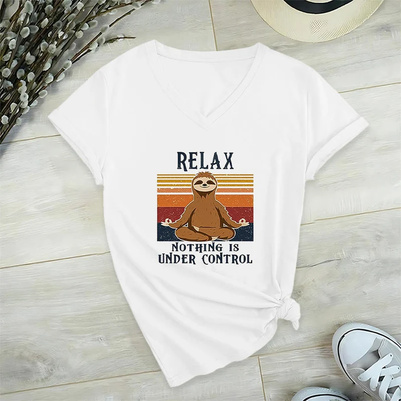 Olivenorma Meditierendes Faultier „Entspann dich, nichts ist unter Kontrolle“ T-Shirt mit V-Ausschnitt