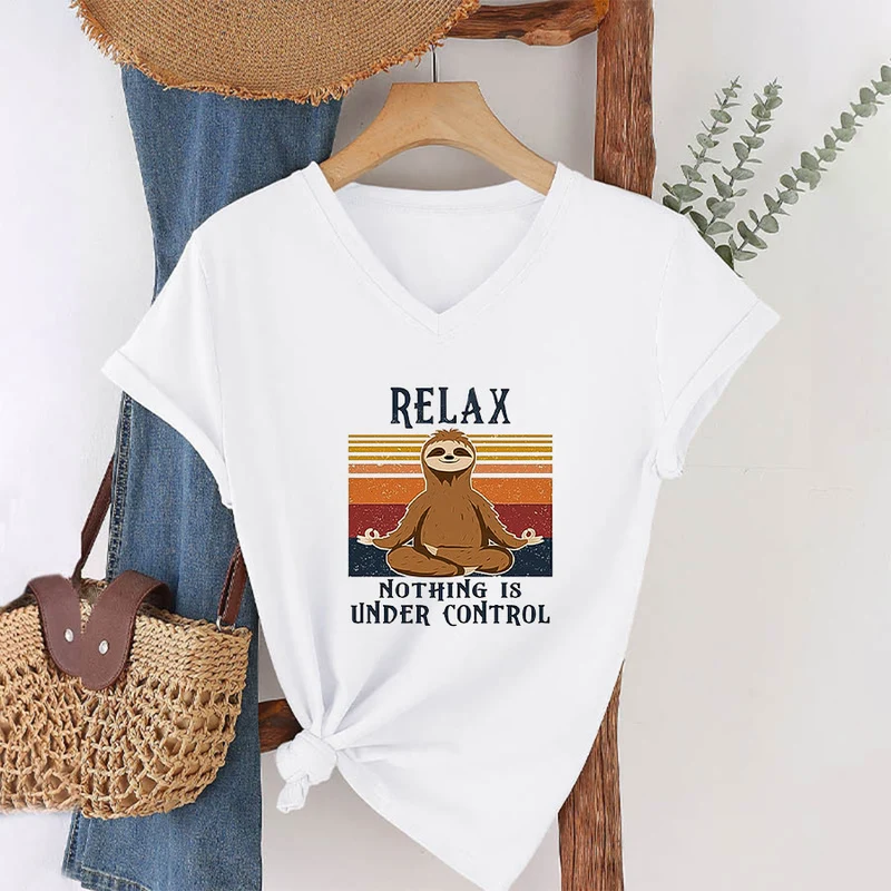 Olivenorma Meditierendes Faultier „Entspann dich, nichts ist unter Kontrolle“ T-Shirt mit V-Ausschnitt