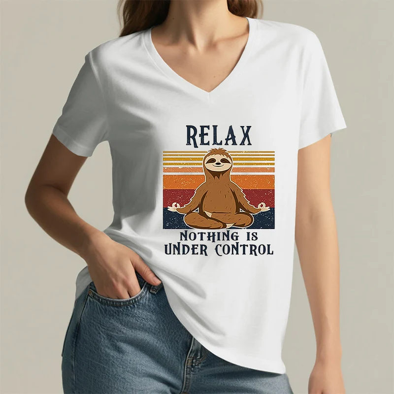 Olivenorma Meditierendes Faultier „Entspann dich, nichts ist unter Kontrolle“ T-Shirt mit V-Ausschnitt
