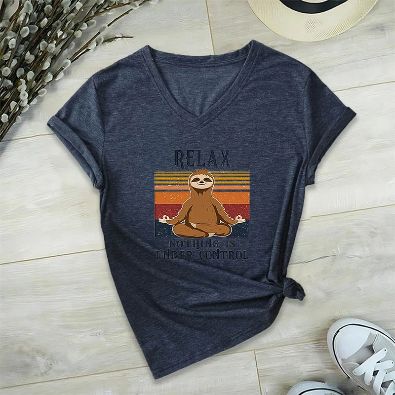 Olivenorma Meditierendes Faultier „Entspann dich, nichts ist unter Kontrolle“ T-Shirt mit V-Ausschnitt