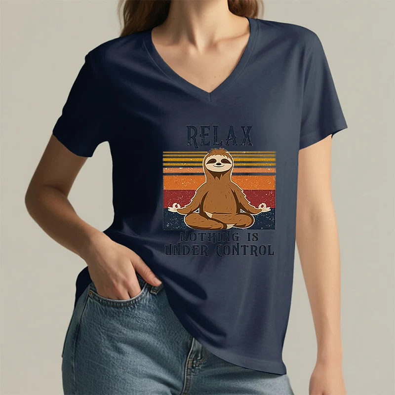 Olivenorma Meditierendes Faultier „Entspann dich, nichts ist unter Kontrolle“ T-Shirt mit V-Ausschnitt