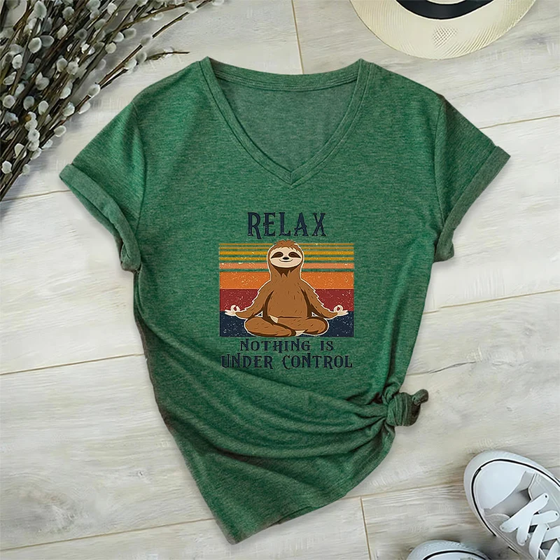 Olivenorma Meditierendes Faultier „Entspann dich, nichts ist unter Kontrolle“ T-Shirt mit V-Ausschnitt