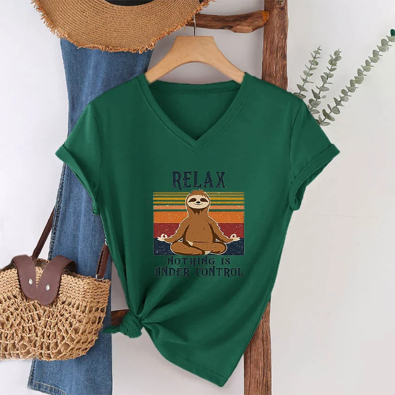 Olivenorma Meditierendes Faultier „Entspann dich, nichts ist unter Kontrolle“ T-Shirt mit V-Ausschnitt