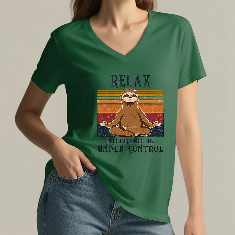 Olivenorma Meditierendes Faultier „Entspann dich, nichts ist unter Kontrolle“ T-Shirt mit V-Ausschnitt
