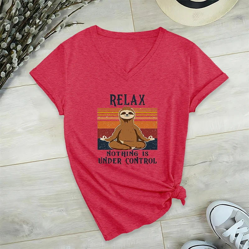 Olivenorma Meditierendes Faultier „Entspann dich, nichts ist unter Kontrolle“ T-Shirt mit V-Ausschnitt