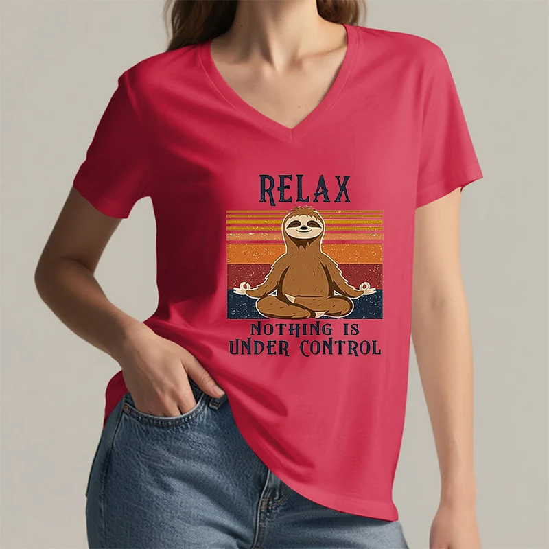 Olivenorma Meditierendes Faultier „Entspann dich, nichts ist unter Kontrolle“ T-Shirt mit V-Ausschnitt