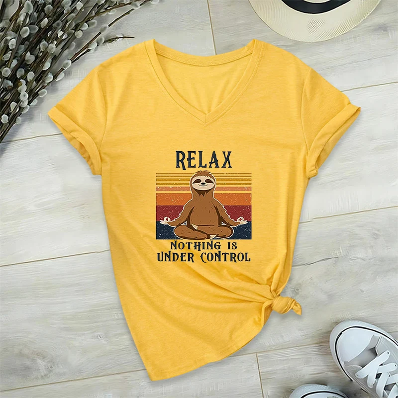 Olivenorma Meditierendes Faultier „Entspann dich, nichts ist unter Kontrolle“ T-Shirt mit V-Ausschnitt