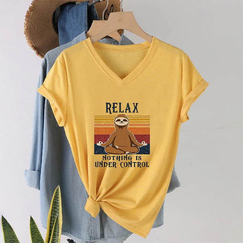 Olivenorma Meditierendes Faultier „Entspann dich, nichts ist unter Kontrolle“ T-Shirt mit V-Ausschnitt
