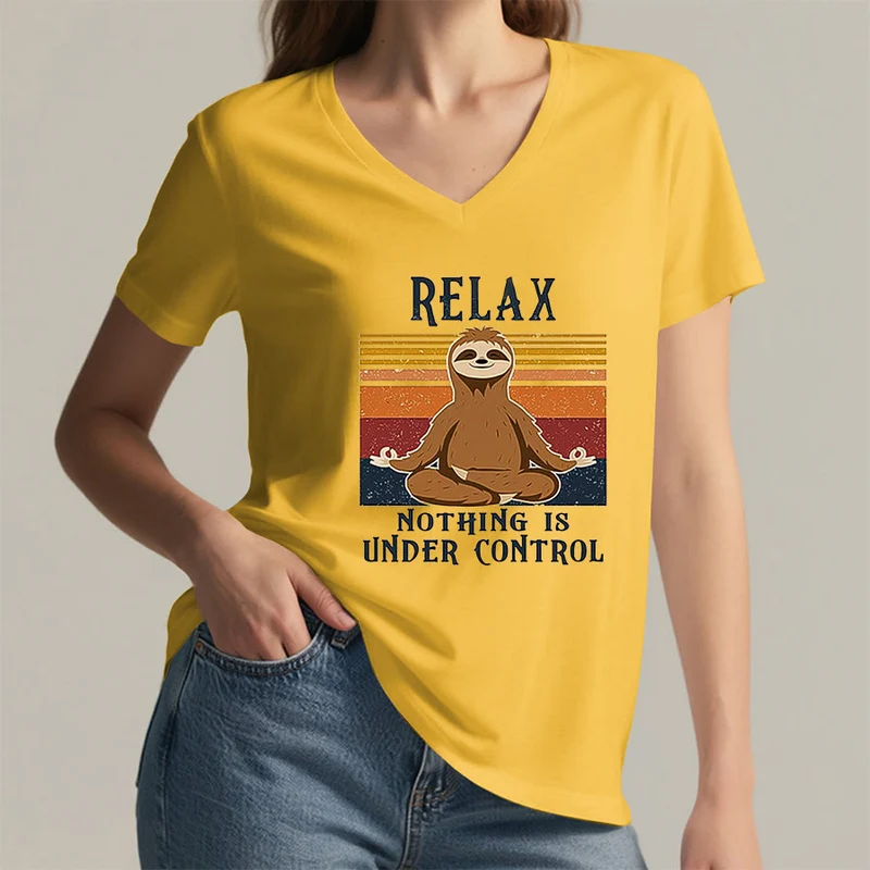 Olivenorma Meditierendes Faultier „Entspann dich, nichts ist unter Kontrolle“ T-Shirt mit V-Ausschnitt