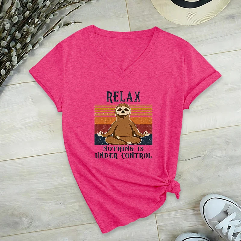 Olivenorma Meditierendes Faultier „Entspann dich, nichts ist unter Kontrolle“ T-Shirt mit V-Ausschnitt