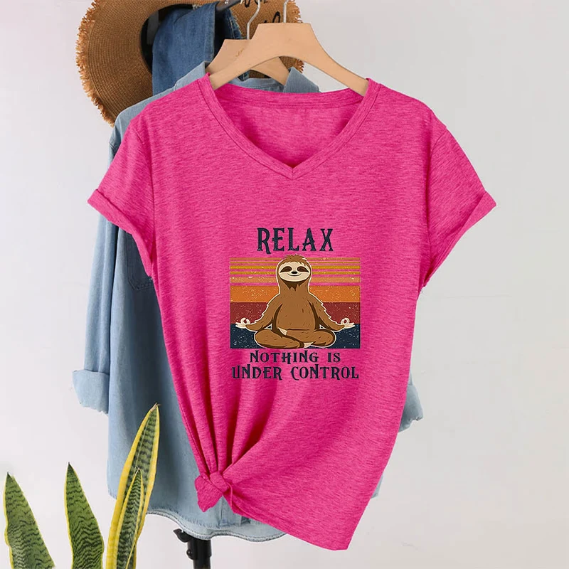 Olivenorma Meditierendes Faultier „Entspann dich, nichts ist unter Kontrolle“ T-Shirt mit V-Ausschnitt