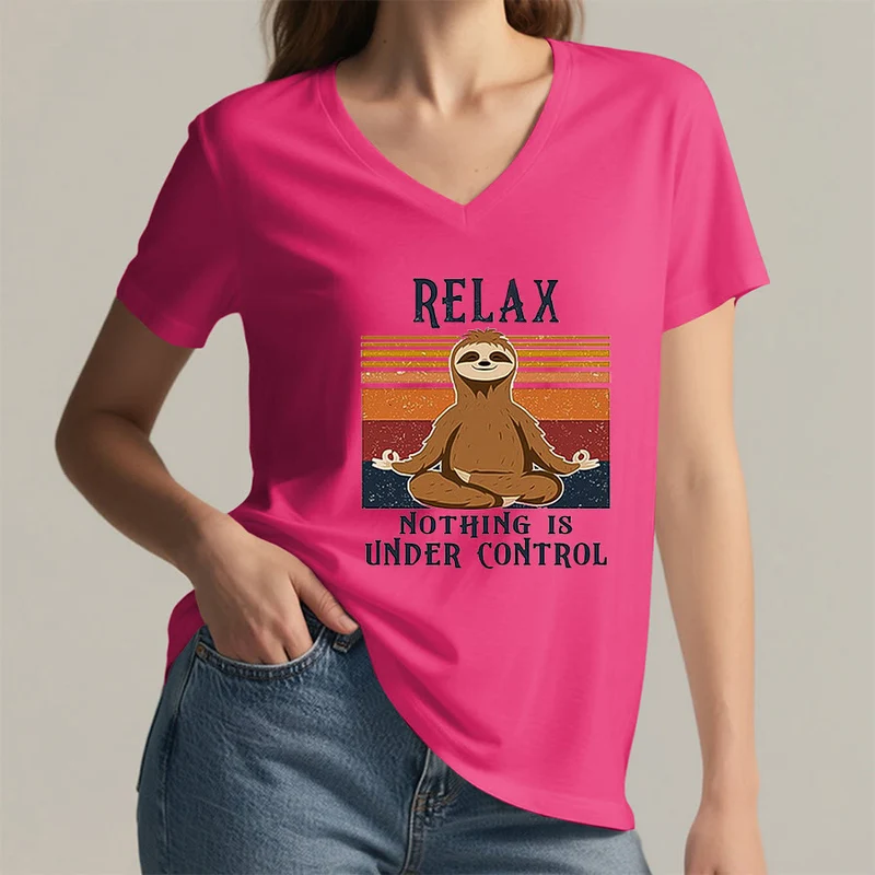 Olivenorma Meditierendes Faultier „Entspann dich, nichts ist unter Kontrolle“ T-Shirt mit V-Ausschnitt