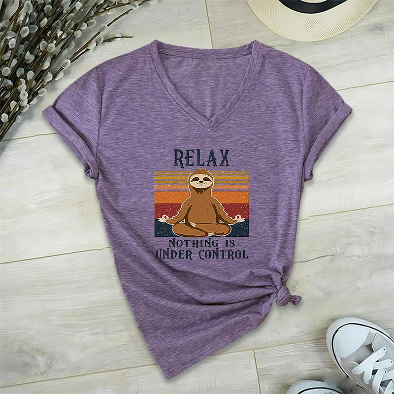 Olivenorma Meditierendes Faultier „Entspann dich, nichts ist unter Kontrolle“ T-Shirt mit V-Ausschnitt