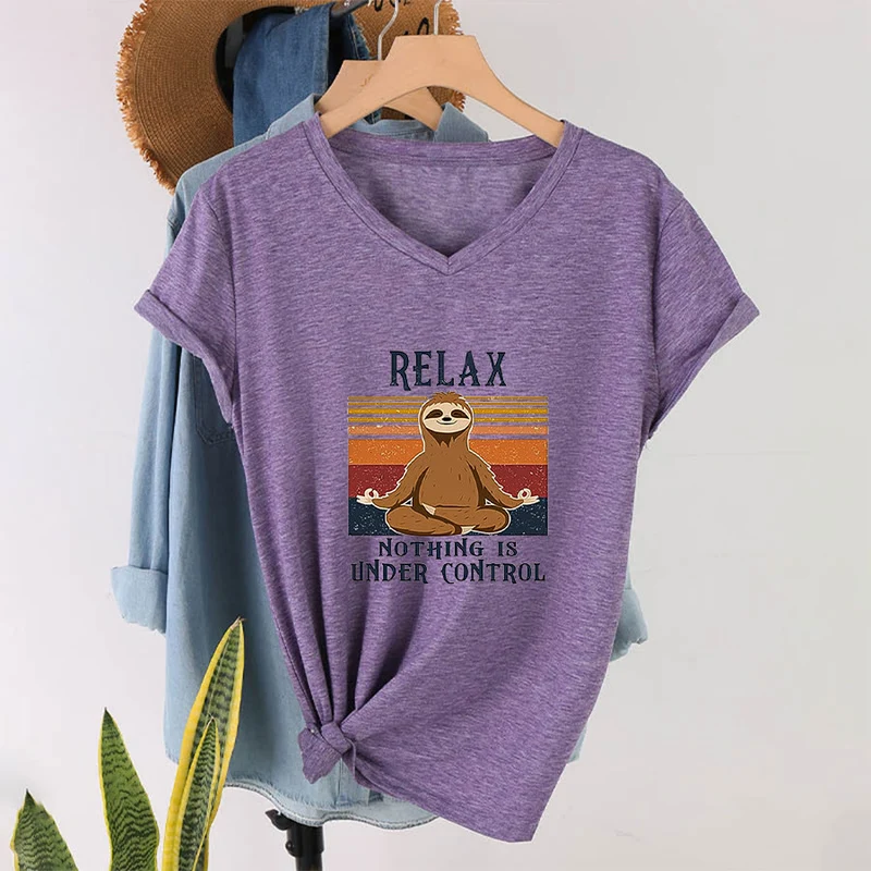 Olivenorma Meditierendes Faultier „Entspann dich, nichts ist unter Kontrolle“ T-Shirt mit V-Ausschnitt