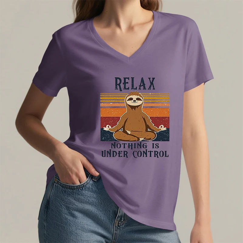 Olivenorma Meditierendes Faultier „Entspann dich, nichts ist unter Kontrolle“ T-Shirt mit V-Ausschnitt