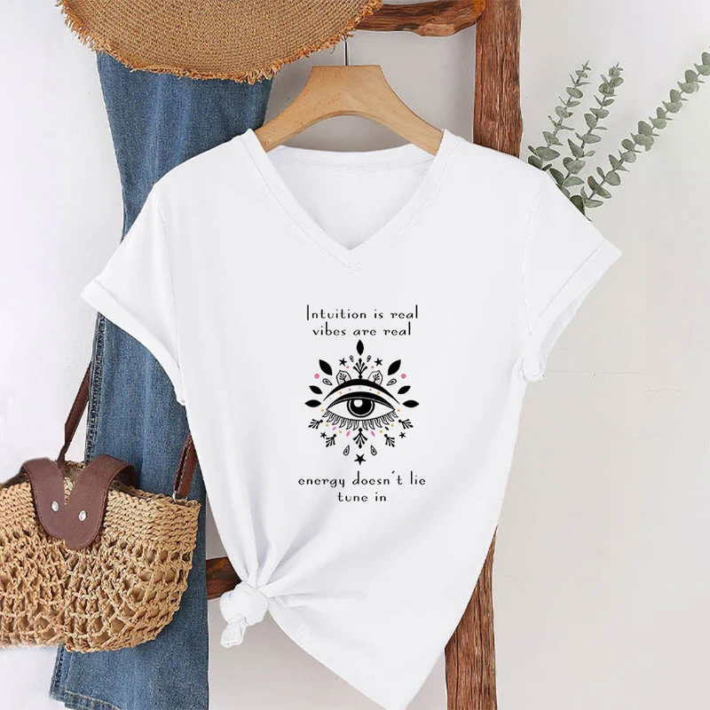 Olivenorma Lässiges T-Shirt mit mystischem Augen-Intuitionszitat und V-Ausschnitt