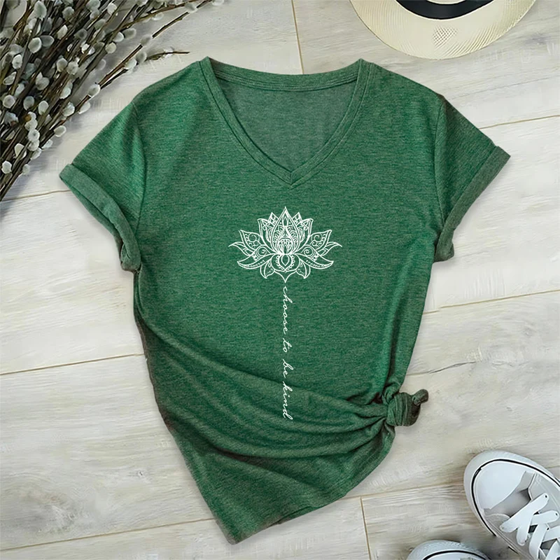 Olivenorma „Sei freundlich“-T-Shirt mit Lotus-Mandala-Print und V-Ausschnitt