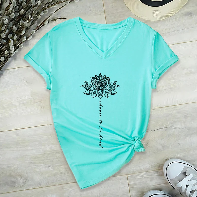 Olivenorma „Sei freundlich“-T-Shirt mit Lotus-Mandala-Print und V-Ausschnitt