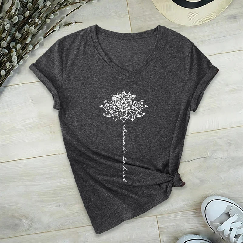 Olivenorma „Sei freundlich“-T-Shirt mit Lotus-Mandala-Print und V-Ausschnitt