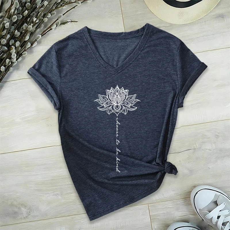 Olivenorma „Sei freundlich“-T-Shirt mit Lotus-Mandala-Print und V-Ausschnitt