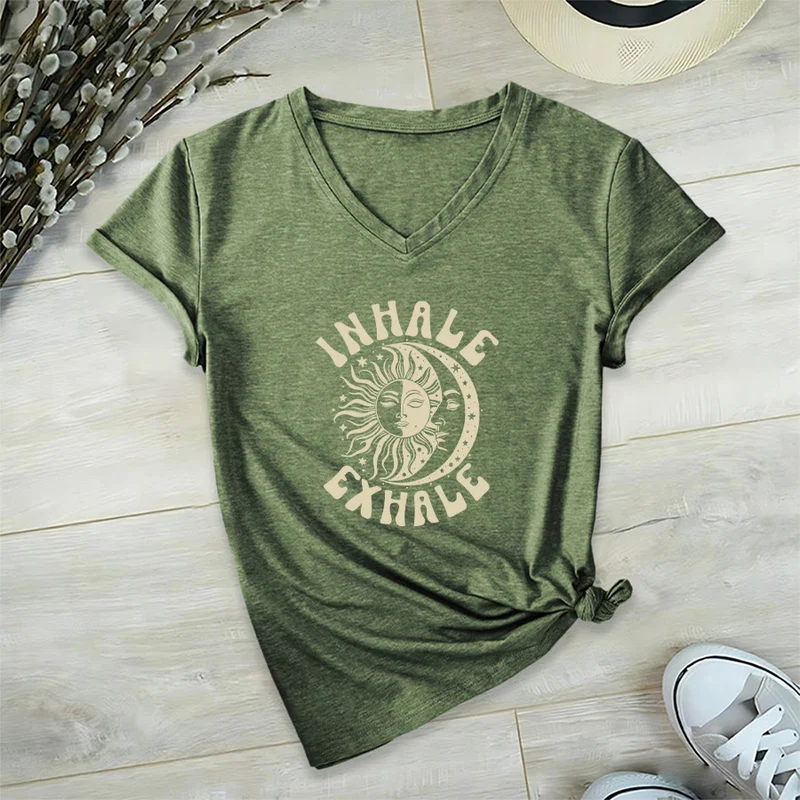 Olivenorma Boho Sun Moon "Inhale Exhale" Grafik-T-Shirt mit V-Ausschnitt