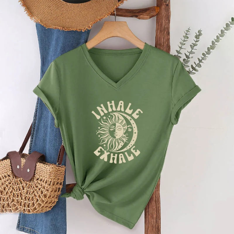 Olivenorma Boho Sun Moon "Inhale Exhale" Grafik-T-Shirt mit V-Ausschnitt