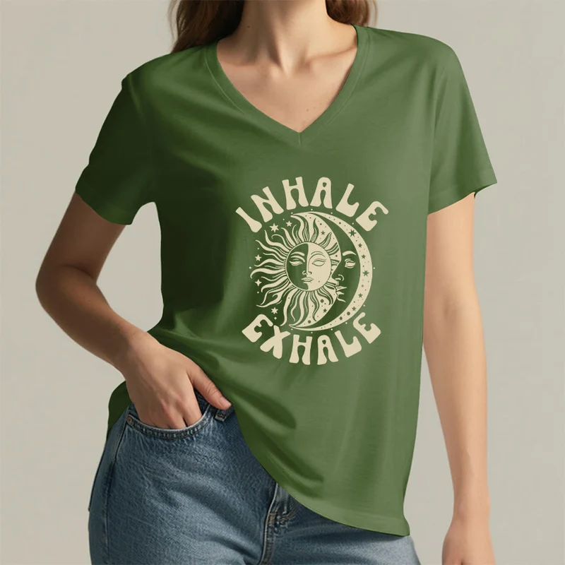 Olivenorma Boho Sun Moon "Inhale Exhale" Grafik-T-Shirt mit V-Ausschnitt