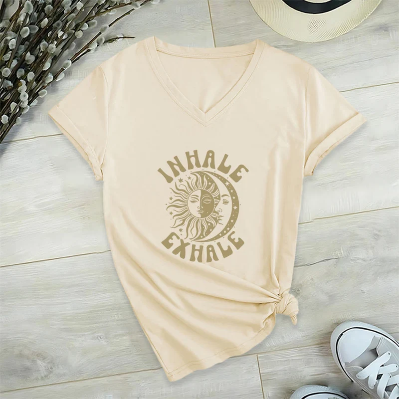Olivenorma Boho Sun Moon "Inhale Exhale" Grafik-T-Shirt mit V-Ausschnitt
