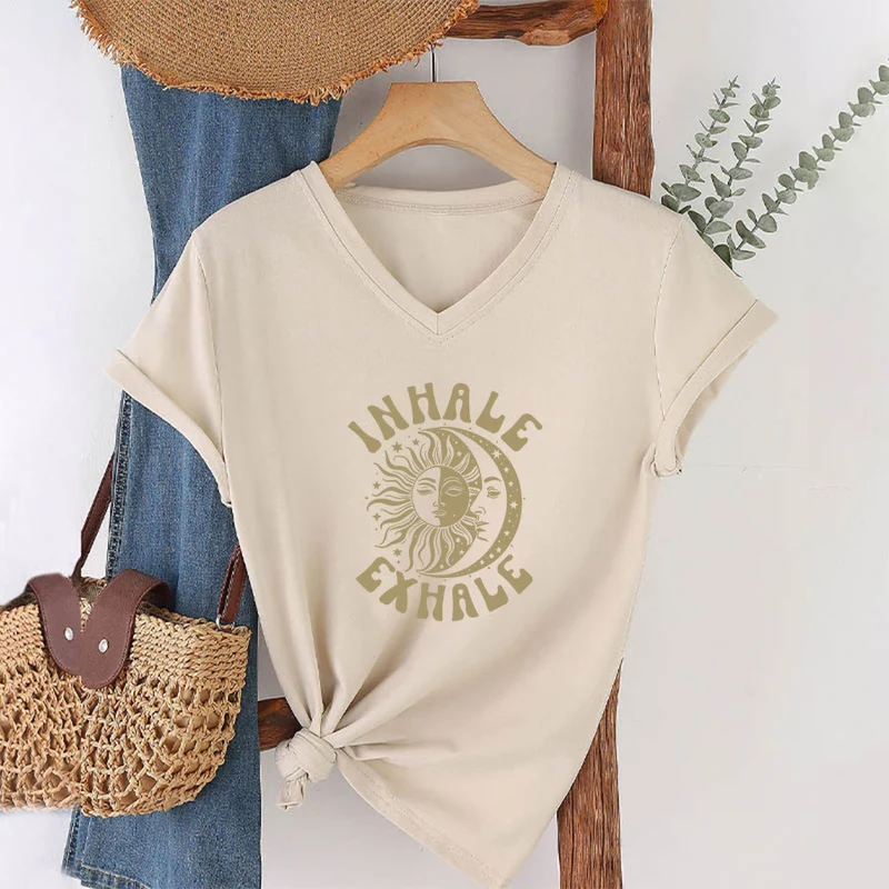 Olivenorma Boho Sun Moon "Inhale Exhale" Grafik-T-Shirt mit V-Ausschnitt