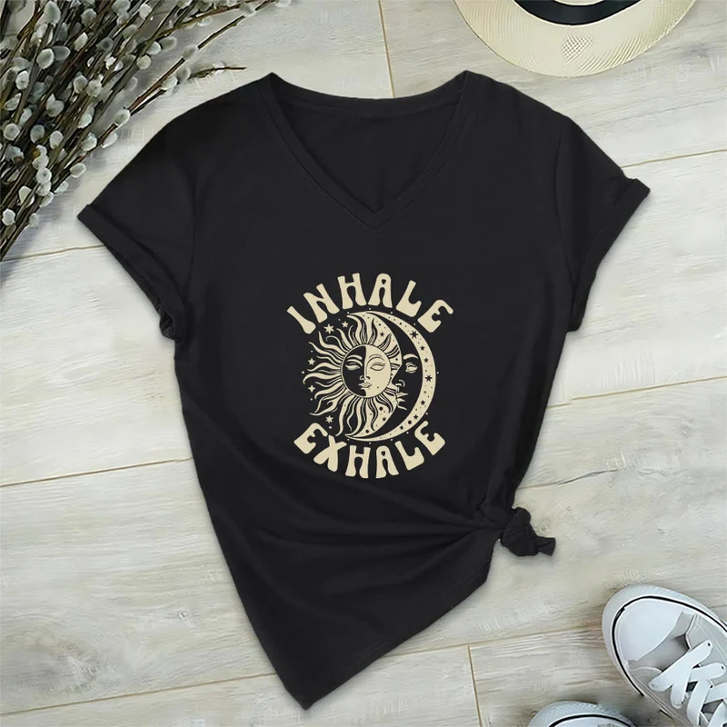 Olivenorma Boho Sun Moon "Inhale Exhale" Grafik-T-Shirt mit V-Ausschnitt