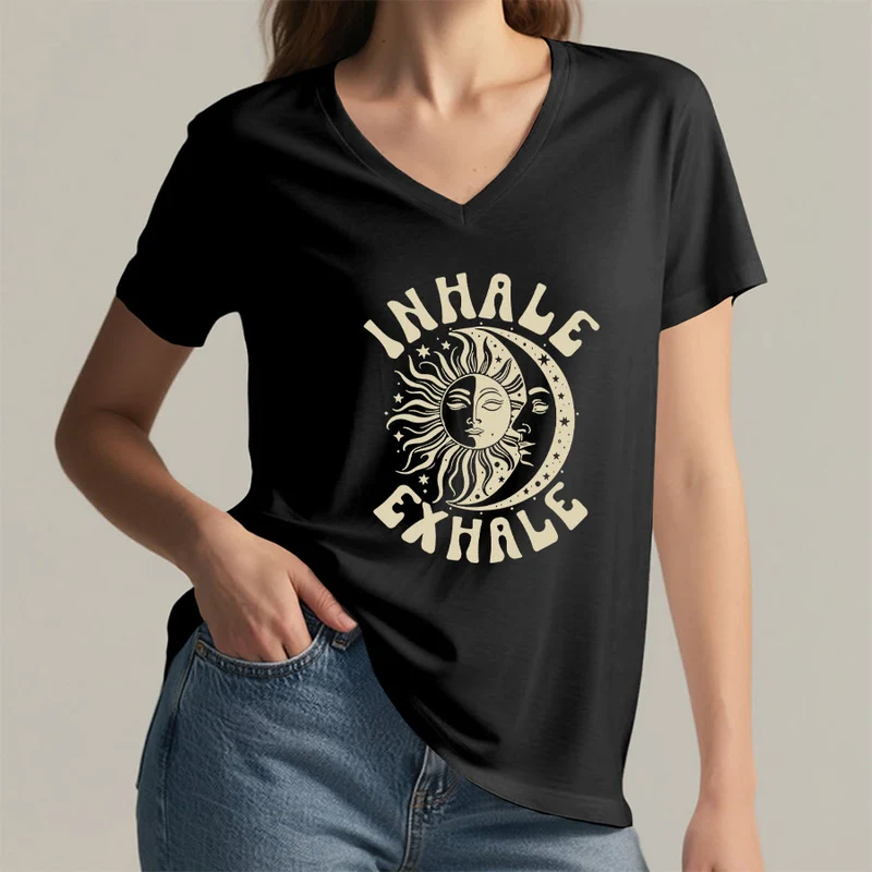 Olivenorma Boho Sun Moon "Inhale Exhale" Grafik-T-Shirt mit V-Ausschnitt