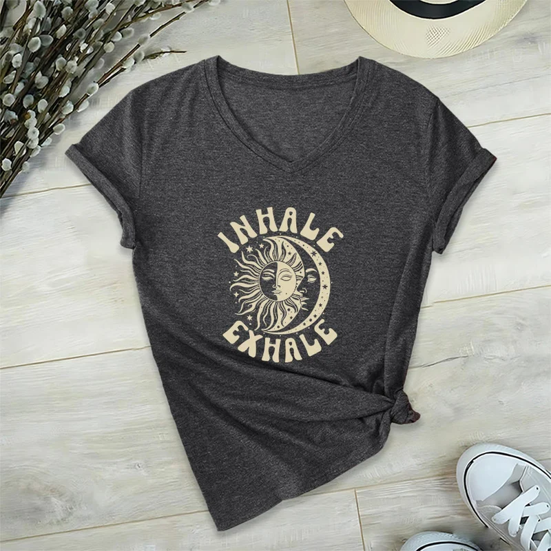 Olivenorma Boho Sun Moon "Inhale Exhale" Grafik-T-Shirt mit V-Ausschnitt