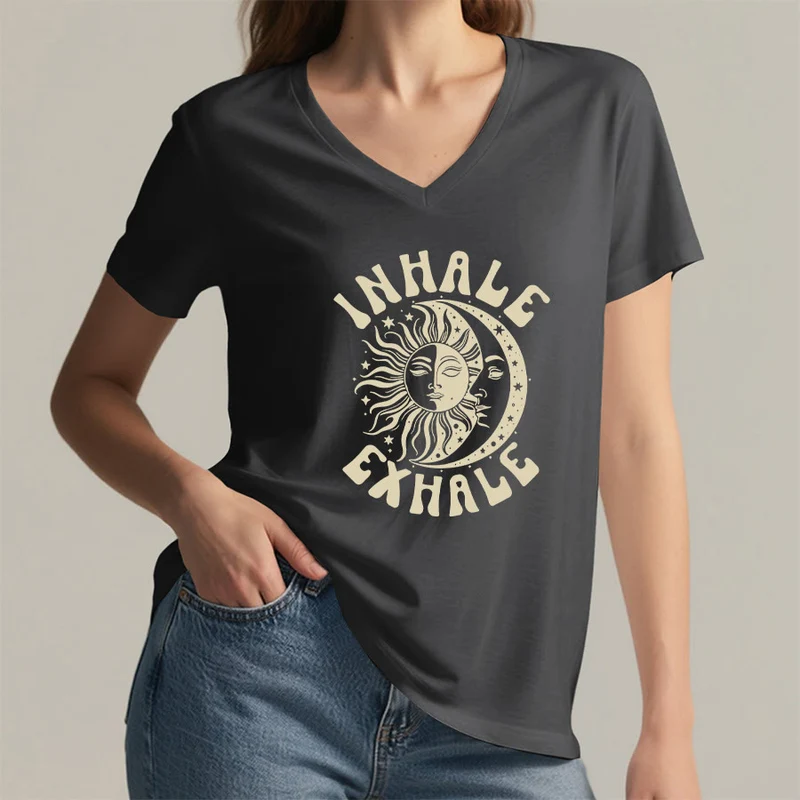 Olivenorma Boho Sun Moon "Inhale Exhale" Grafik-T-Shirt mit V-Ausschnitt
