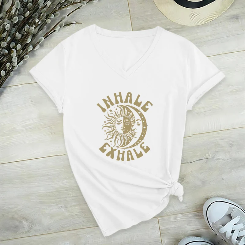Olivenorma Boho Sun Moon "Inhale Exhale" Grafik-T-Shirt mit V-Ausschnitt