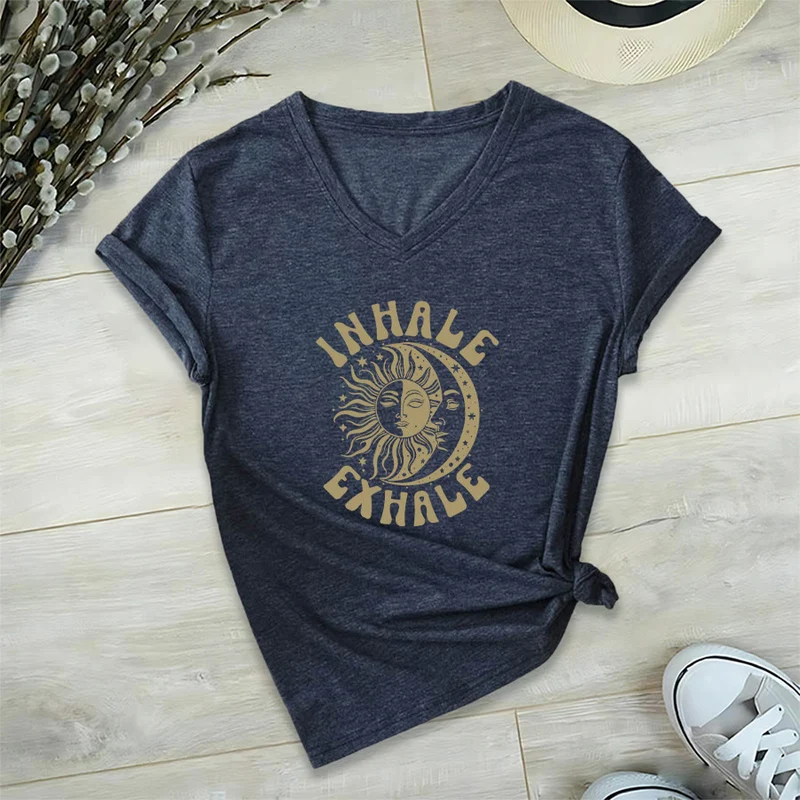 Olivenorma Boho Sun Moon "Inhale Exhale" Grafik-T-Shirt mit V-Ausschnitt