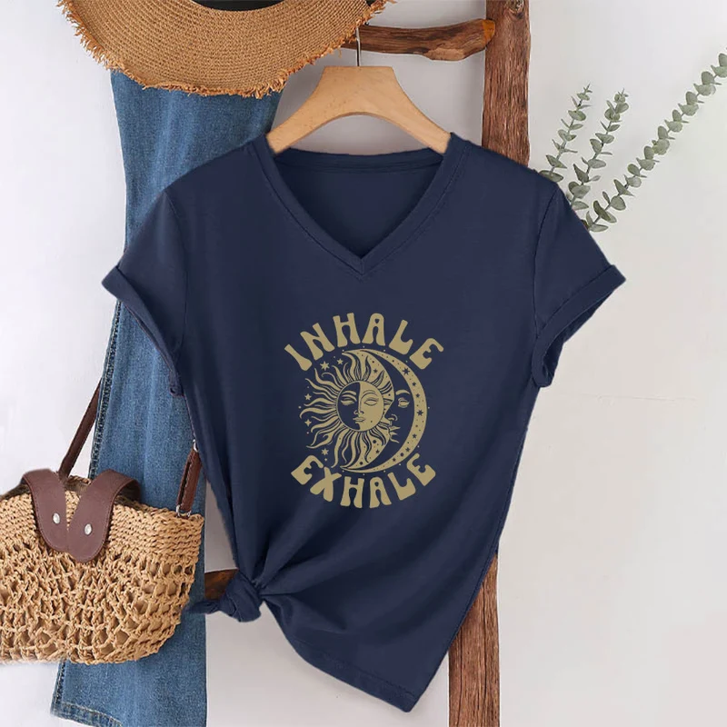 Olivenorma Boho Sun Moon "Inhale Exhale" Grafik-T-Shirt mit V-Ausschnitt