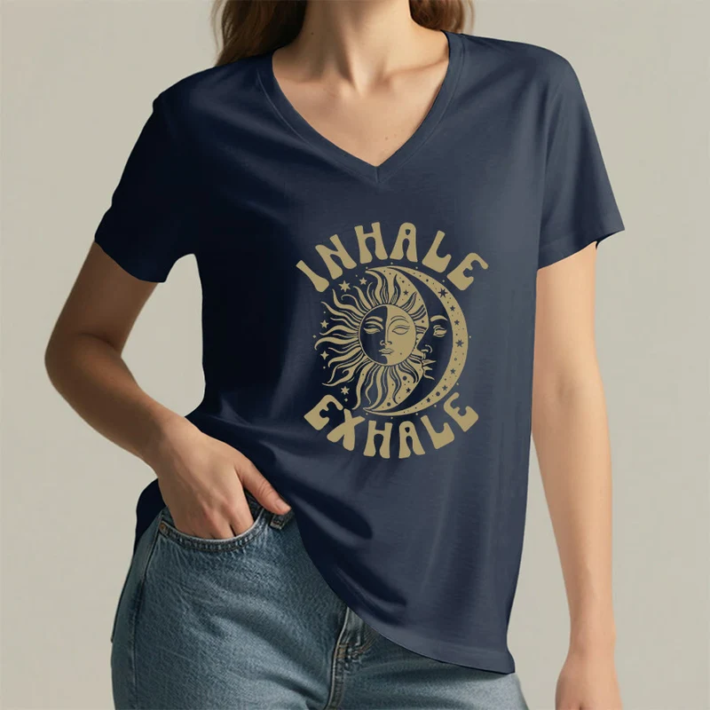 Olivenorma Boho Sun Moon "Inhale Exhale" Grafik-T-Shirt mit V-Ausschnitt