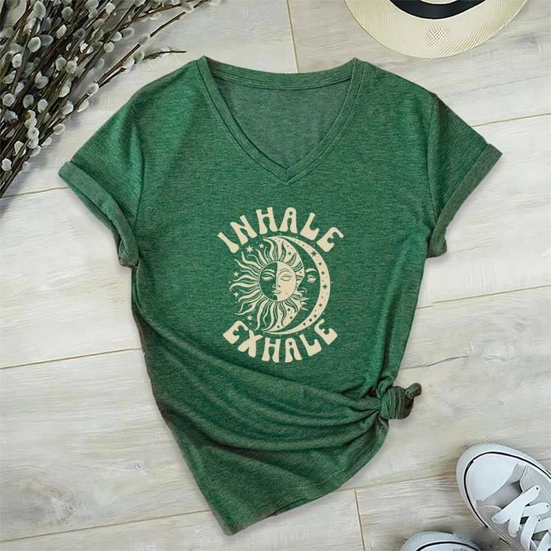 Olivenorma Boho Sun Moon "Inhale Exhale" Grafik-T-Shirt mit V-Ausschnitt